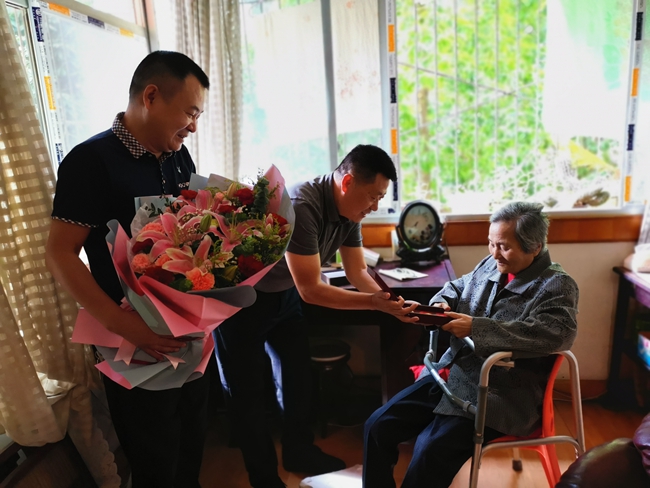 中心领导为离休老同志颁发庆祝中华 人民共和国成立70周年纪念章